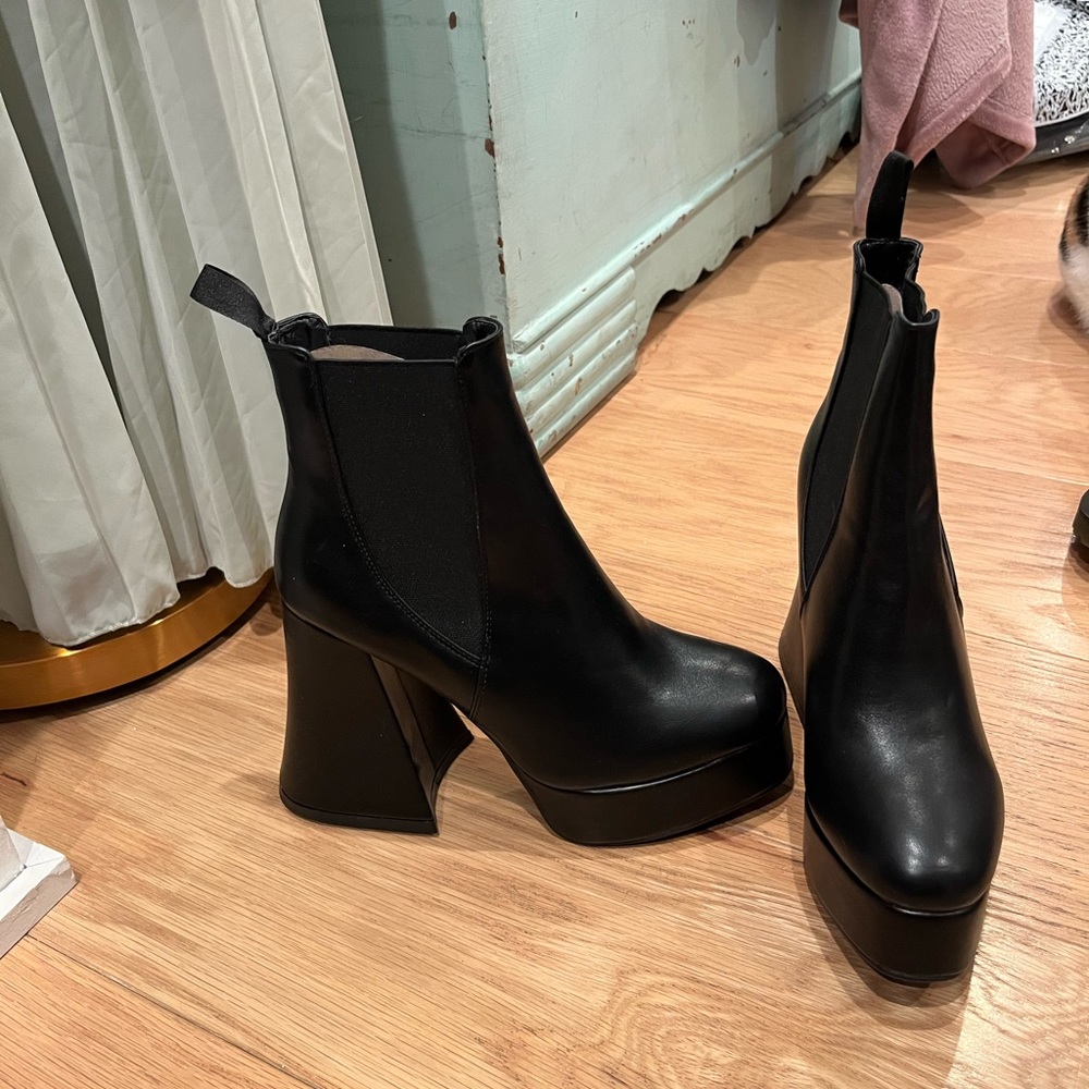 Lamoda black boots size 7.